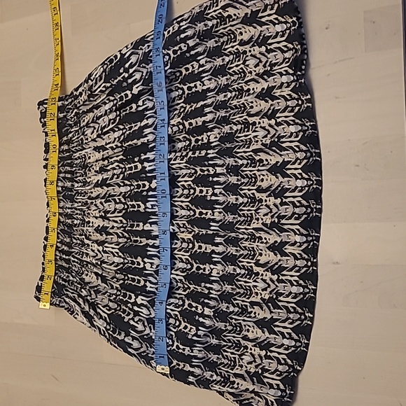 LIKE NEW H&M Abstract Patterned Mini Skirt with Pockets - Picture 9 of 12